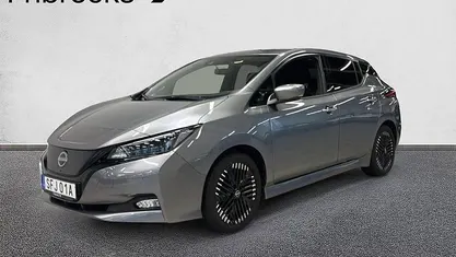 Begagnad Nissan Leaf N-Connecta 110 kW (150 HK) 2022 Grå Halvkombi