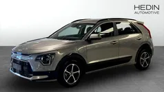 Grå (grey) Ny 2025 Kia Niro SUV | 336 000 kr (Bra pris)