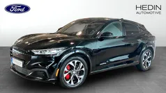 Svart (black) Begagnad 2022 Ford Mustang Mach-E SUV | 389 900 kr (Marknadspris)