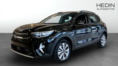 Svart (black) Ny 2025 Kia Stonic 4 SUV | 277 900 kr (Marknadspris)