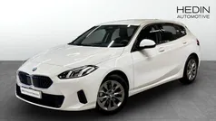 Vit (white) Begagnad 2024 BMW 120 Shadowline Halvkombi | 324 700 kr