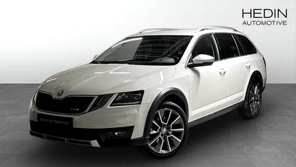 Vit Begagnad 2017 Skoda Octavia Scout Kombi | 229 700 kr (Marknadspris)