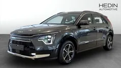 Grå (grey) Ny 2025 Kia Niro SUV | 363 420 kr (Marknadspris)
