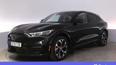 Svart Begagnad 2021 Ford Mustang Mach-E Standard Range SUV | 330 900 kr (Marknadspris)