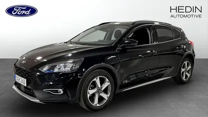 Svart Begagnad 2021 Ford Focus Active Halvkombi | 174 900 kr (Marknadspris)