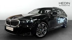 Svart (black) Begagnad 2025 BMW 530e M Sport Kombi | 698 700 kr (Bra pris)