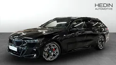 Svart (black) Begagnad 2025 BMW 530e M Sport Kombi | 718 700 kr (Marknadspris)
