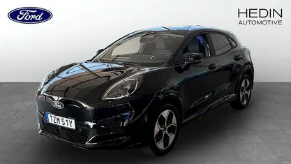Svart (black) Ny 2025 Ford Puma Gen-E SUV | 397 375 kr (Marknadspris)