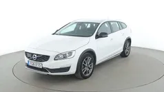 Vit Begagnad 2016 Volvo V60 CC Summum Kombi | 228 000 kr (Marknadspris)