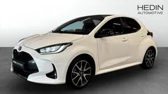 Vit (white) Begagnad 2022 Toyota Yaris Hybrid Halvkombi | 229 900 kr (Marknadspris)
