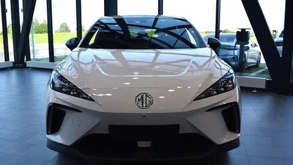 Vit Begagnad 2023 MG MG4 EV Luxury Halvkombi | 294 900 kr (Bra pris)