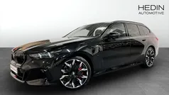Svart (black) Begagnad 2025 BMW 550e M Sport Kombi | 958 700 kr (Marknadspris)