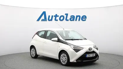 Begagnad Toyota Aygo X-play 72 HK (52 kW) 2019 Vit Halvkombi