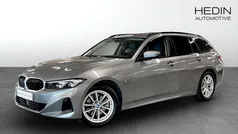 Grå (grey) Begagnad 2023 BMW 330e Shadowline Kombi | 389 700 kr (Marknadspris)