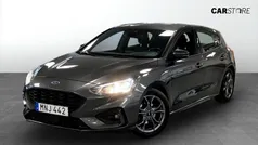 Grå Begagnad 2018 Ford Focus ST-Line Halvkombi | 144 900 kr (Marknadspris)