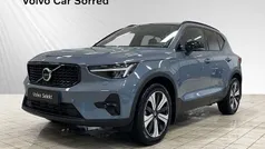 Grå Begagnad 2023 Volvo XC40 Plus SUV | 389 900 kr (Marknadspris)