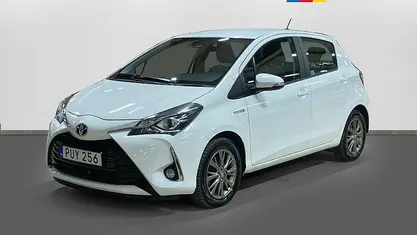 Vit Begagnad 2019 Toyota Yaris Hybrid Active Halvkombi | 154 500 kr (Marknadspris)