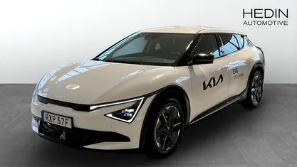 Vit (white) Ny 2025 Kia EV6 Plus SUV | 580 500 kr (Marknadspris)