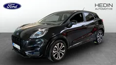 Svart (black) Begagnad 2022 Ford Puma ST-Line Halvkombi | 189 900 kr (Marknadspris)