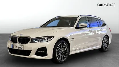 Vit Begagnad 2022 BMW 330e M Sport Kombi | 299 900 kr (Bra pris)