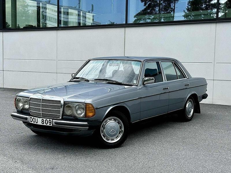 Ljusblå Begagnad 1981 Mercedes 230 SE Sedan | 99 900 kr - Bild 1/4
