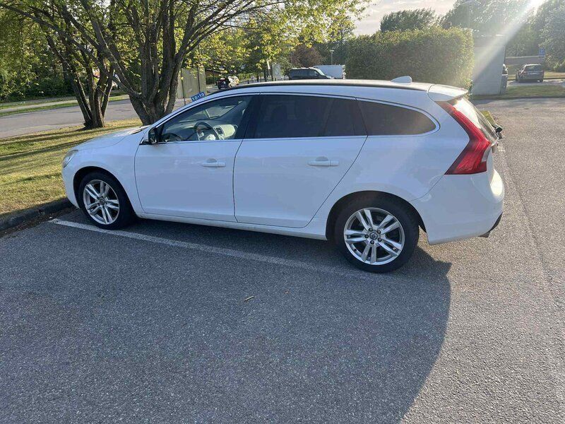 Vit Begagnad 2013 Volvo V60 Momentum Kombi | 64 000 kr (Marknadspris) - Bild 1/4