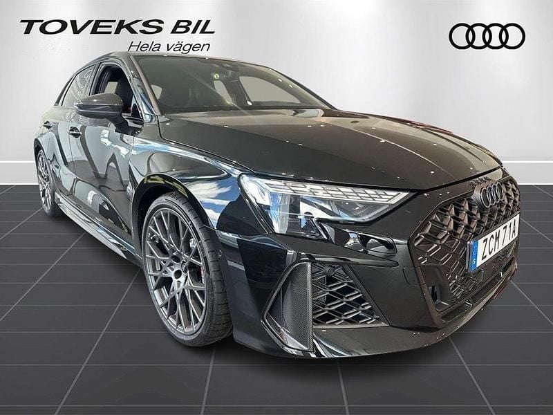 Mytsvart metallic Ny 2025 Audi RS3 Sportback Sport Halvkombi | 749 000 kr (Superpris) - Bild 1/4
