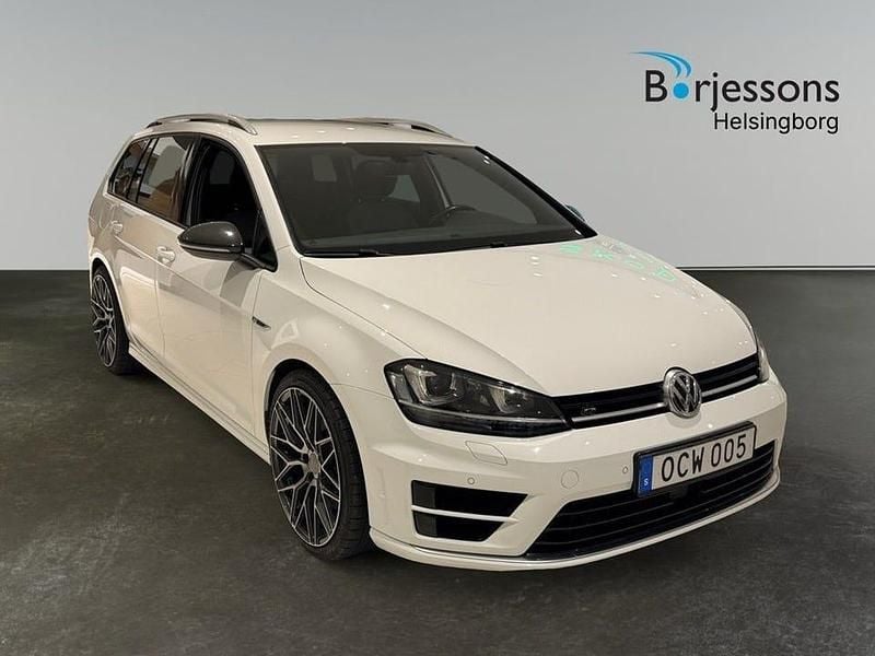 Vit Begagnad 2017 VW Golf VII R Kombi | 329 900 kr - Bild 1/4