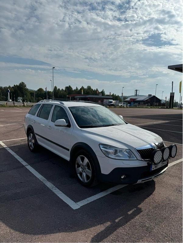 Vit Begagnad 2011 Skoda Octavia Scout Kombi | 89 000 kr (Lite dyr) - Bild 1/3