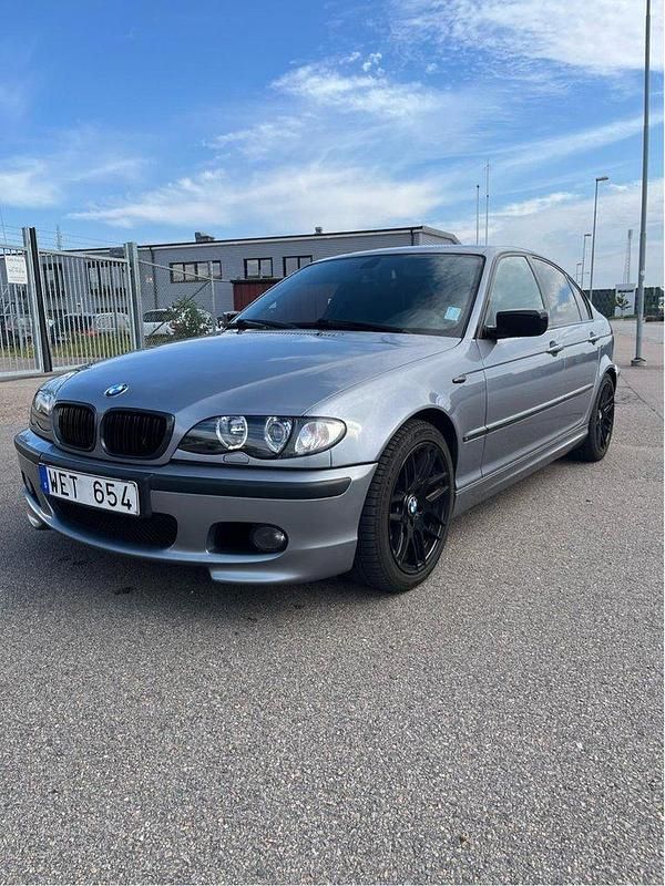 Grå Begagnad 2005 BMW 320 M Sport Sedan | 59 900 kr (Lite dyr) - Bild 1/4