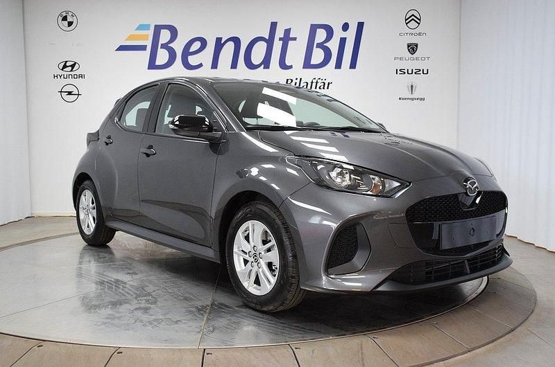 Grå Ny 2024 Mazda 2 Center-Line Halvkombi | 259 500 kr (Marknadspris) - Bild 1/4