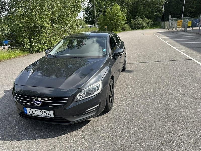 Grå Begagnad 2014 Volvo S60 Kinetic Sedan | 99 999 kr (Bra pris) - Bild 1/4