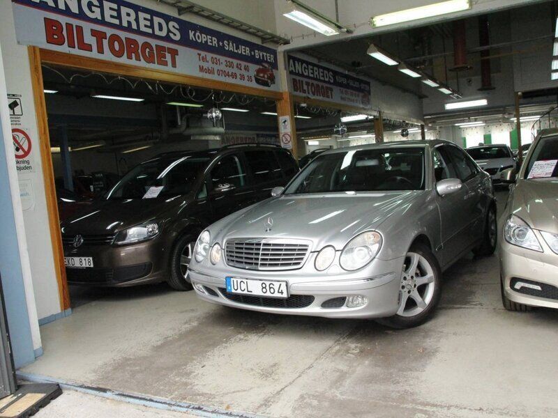 Ljusgrå Begagnad 2003 Mercedes E240 Sedan | 39 999 kr (Marknadspris) - Bild 1/4