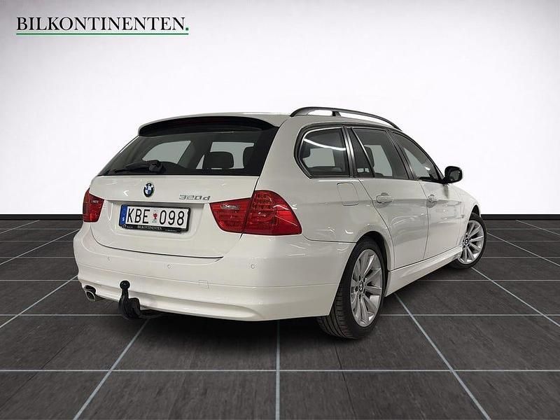 Begagnad BMW 320 Comfort Edition 177 HK (130 kW) 2009 Vit Kombi