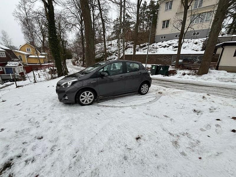 Begagnad Toyota Yaris Hybrid 101 HK (74 kW) 2013