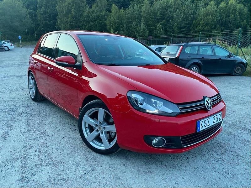 Röd Begagnad 2011 VW Golf VI Highline Halvkombi | 74 995 kr (Marknadspris) - Bild 1/4