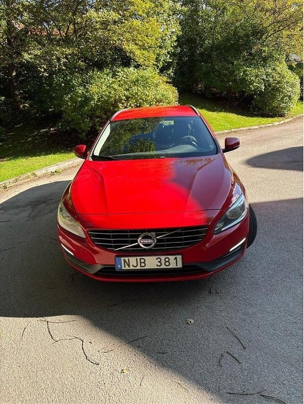 Röd Begagnad 2014 Volvo V60 Kinetic Kombi | 115 000 kr (Marknadspris) - Bild 1/4