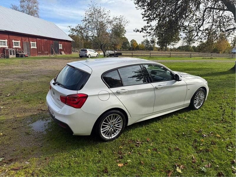 Vit Begagnad 2019 BMW 120 M Sport Halvkombi | 212 000 kr (Bra pris) - Bild 1/4