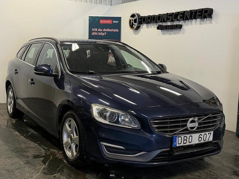 Blå Begagnad 2013 Volvo V60 Momentum Kombi | 89 900 kr (Marknadspris) - Bild 1/4