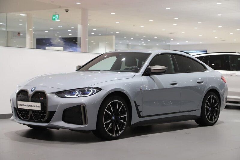 Grå Begagnad 2022 BMW i4 Sedan | 559 000 kr (Marknadspris) - Bild 1/3