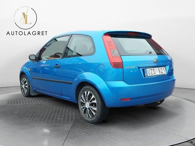 Begagnad Ford Fiesta 80 HK (58 kW) 2004 Blå Halvkombi
