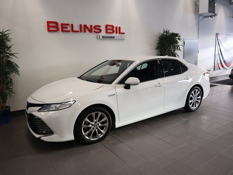 Vit Begagnad 2020 Toyota Camry Executive Sedan | 279 500 kr (Bra pris) - Bild 1/4