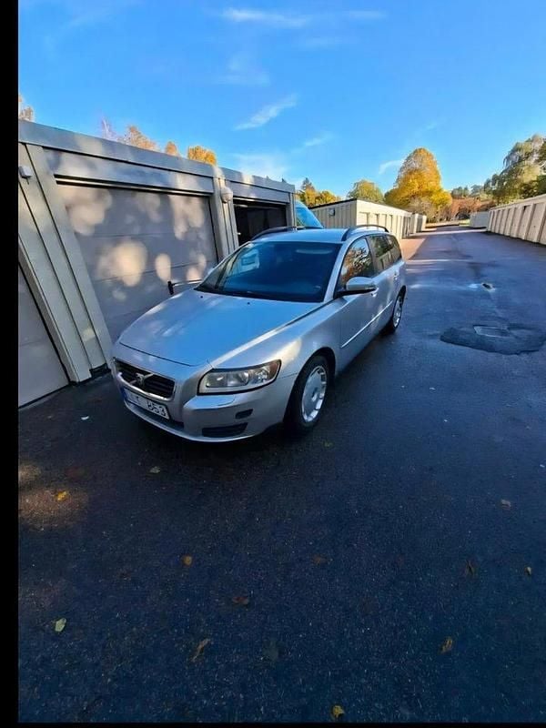 Grå Begagnad 2009 Volvo V50 Kinetic Kombi | 29 000 kr (Marknadspris) - Bild 1/2
