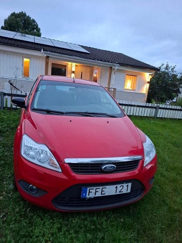 Röd Begagnad 2011 Ford Focus Platinum Halvkombi | 12 000 kr (Superpris) - Bild 1/4