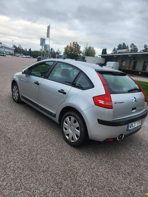 Silver Begagnad 2005 Citroën C4 Halvkombi | 29 000 kr (Marknadspris) - Bild 1/4