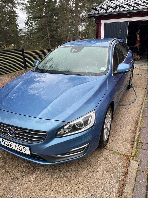 Blå Begagnad 2015 Volvo V60 Momentum Kombi | 89 000 kr (Bra pris) - Bild 1/4