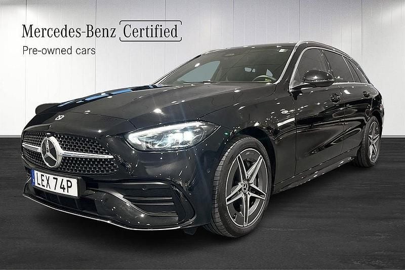 Svart Begagnad 2025 Mercedes C300e AMG Kombi | 559 000 kr (Marknadspris) - Bild 1/3