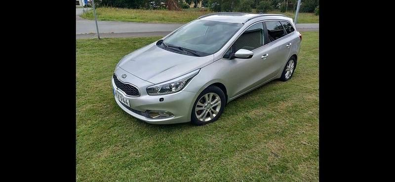 Grå Begagnad 2014 Kia Ceed Sportswagon Comfort Kombi | 53 000 kr (Marknadspris) - Bild 1/4