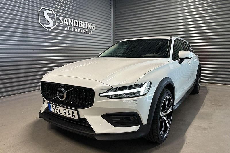 Vit Begagnad 2019 Volvo V60 CC Momentum Kombi | 319 500 kr (Lite dyr) - Bild 1/4