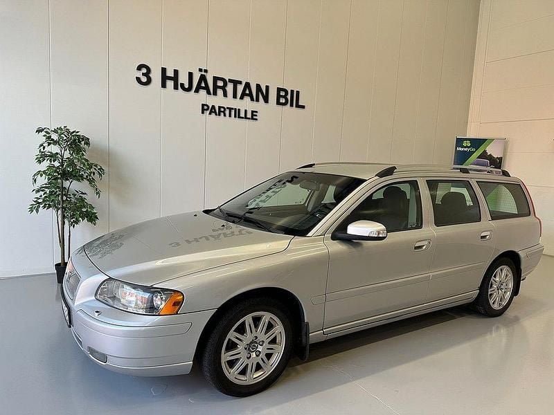 Ljusgrå (grå) Begagnad 2007 Volvo V70 Momentum Kombi | 74 900 kr - Bild 1/4